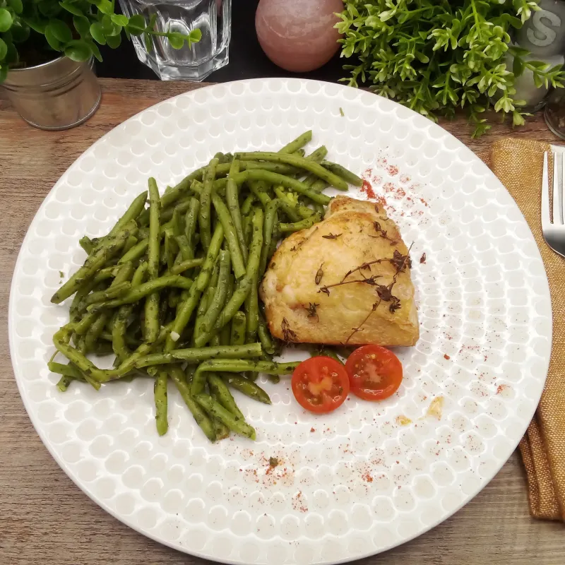 Cuisse de Poulet Rôtie au Romarin, Haricots Verts Persillés et PDT Sautées
