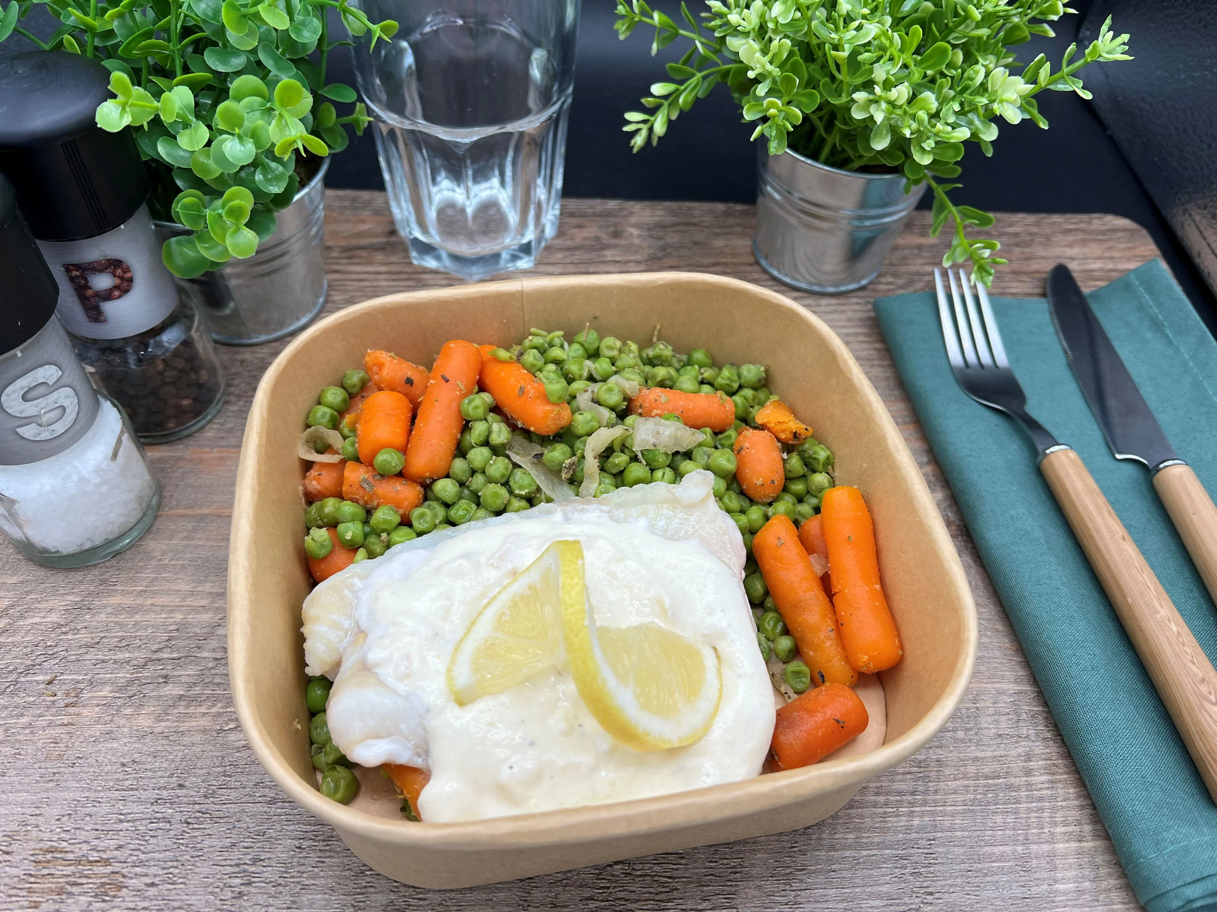 Loup de Mer Sauce au Citron Petit Pois Carottes aux Oignons